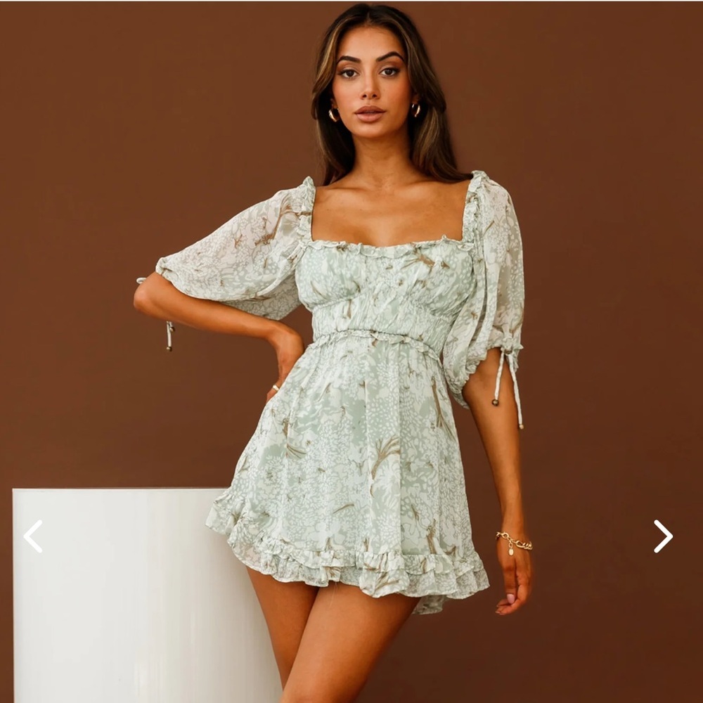 NWOT Selfie Leslie small sage floral mini dress with sleeves